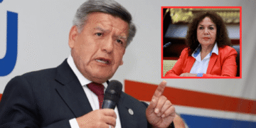 César Acuña culpa a las lluvias por la desaparición de las tesis de su hermana y cuestiona a medios por difundirlo.