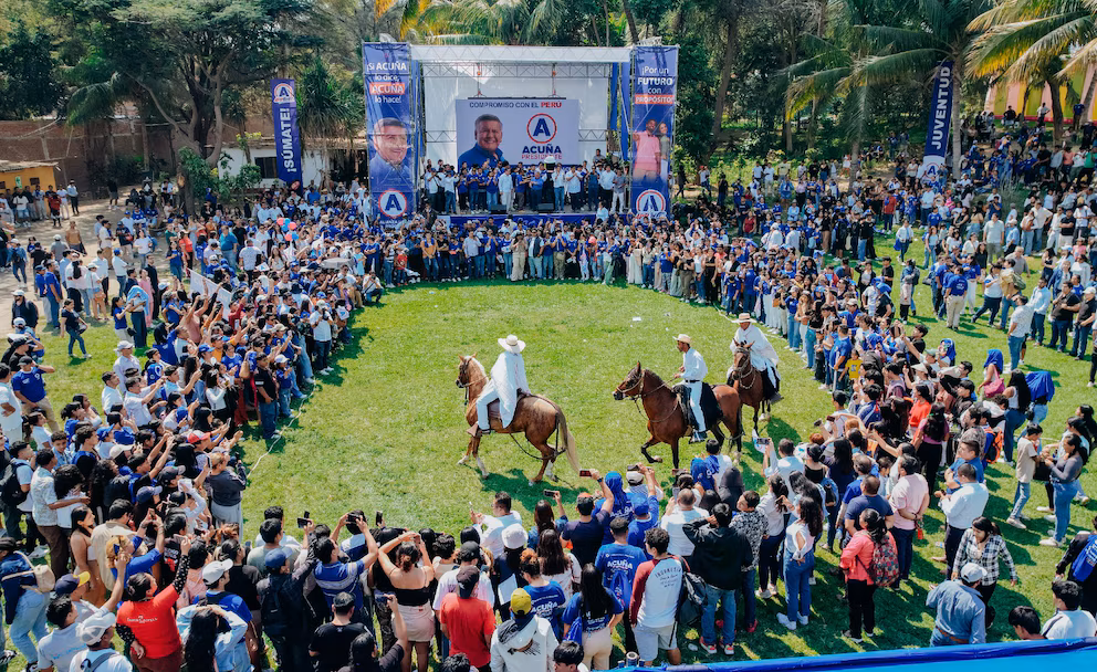 Especialistas cuestionan participación del ministro de Salud en actos partidarios de APP.